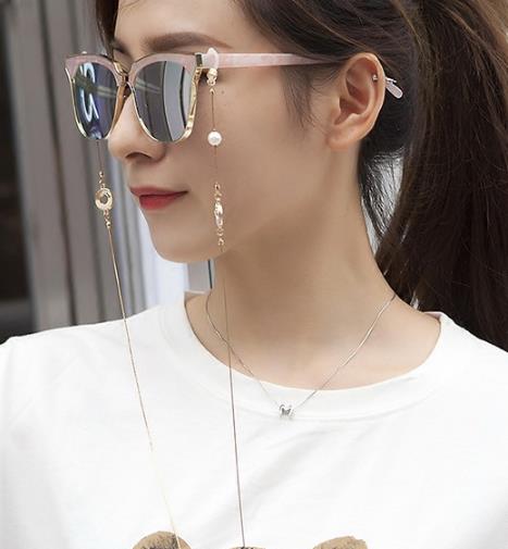 一股春季复古潮流 引领了眼镜链的回归 一股春季复古潮流 引领了眼镜链的回归