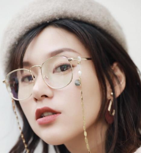 一股春季复古潮流 引领了眼镜链的回归