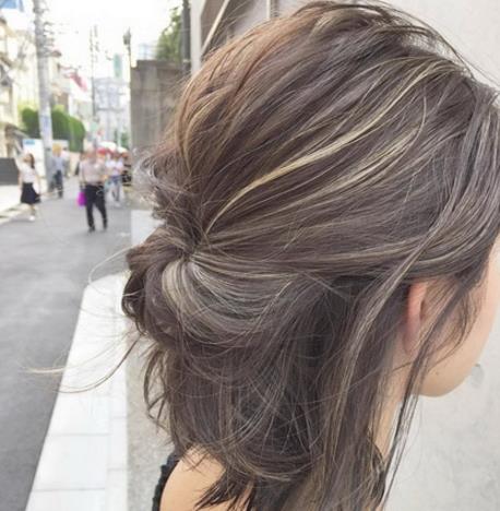 春季不妨试试这个发色 显白还提升气质（图）