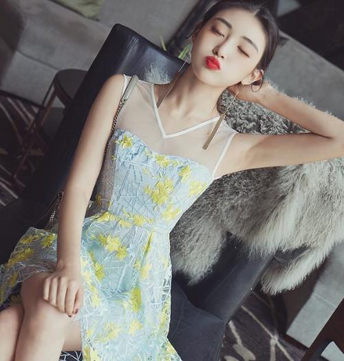 超有女人味的蕾丝连衣裙 凸显性感小蛮腰（图）