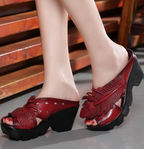 今年最流行华丽优雅的坡跟真皮凉鞋(图) 今年最流行华丽优雅的坡跟真皮凉鞋(图)