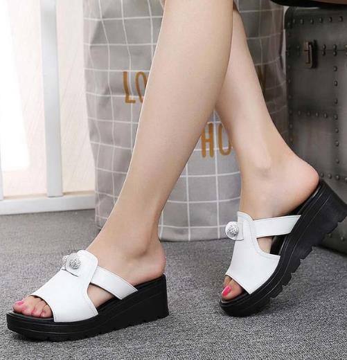 今年最流行华丽优雅的坡跟真皮凉鞋(图) 今年最流行华丽优雅的坡跟真皮凉鞋(图)