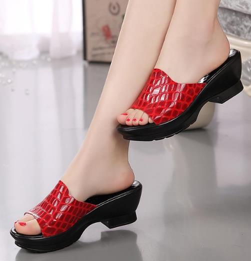 今年最流行华丽优雅的坡跟真皮凉鞋（图）