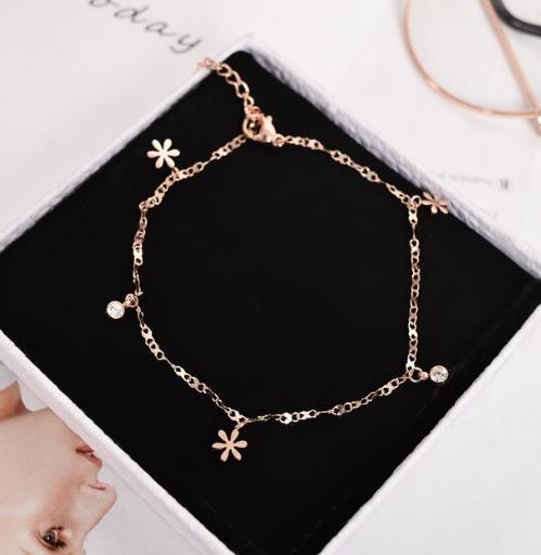 漂亮迷人的玉足 你需要一条脚链来为你加性感 漂亮迷人的玉足 你需要一条脚链来为你加性感