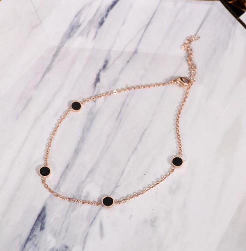 漂亮迷人的玉足 你需要一条脚链来为你加性感 漂亮迷人的玉足 你需要一条脚链来为你加性感