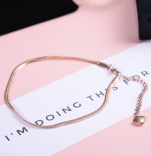 漂亮迷人的玉足 你需要一条脚链来为你加性感