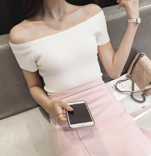 这样的露肩蕾丝衫搭配尽显性感女人味(图) 这样的露肩蕾丝衫搭配尽显性感女人味(图)