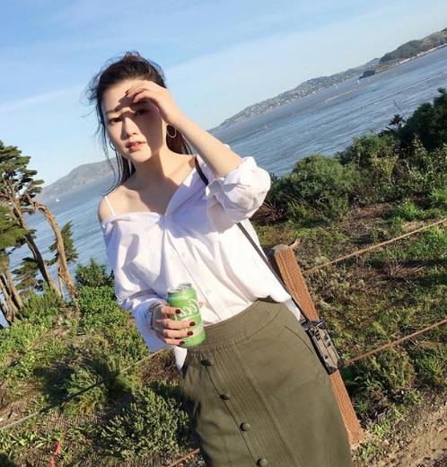 这样的露肩蕾丝衫搭配尽显性感女人味(图) 这样的露肩蕾丝衫搭配尽显性感女人味(图)