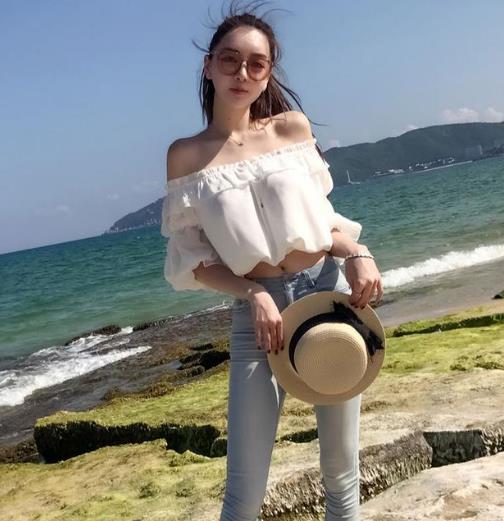 这样的露肩蕾丝衫搭配尽显性感女人味（图）