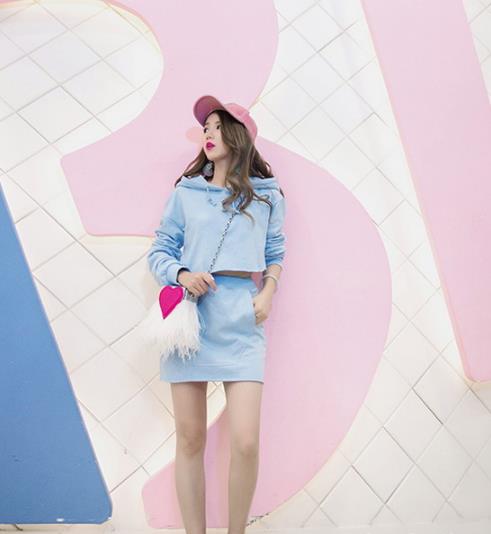 小清新减龄运动休闲卫衣套装裙搭配示范(图) 小清新减龄运动休闲卫衣套装裙搭配示范(图)