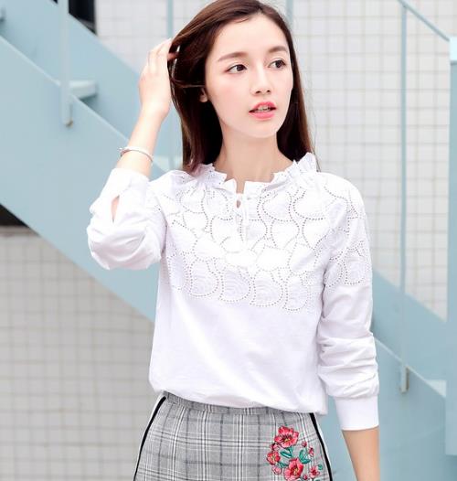 印花上衣搭配短裤对小个子来说是不错的选择