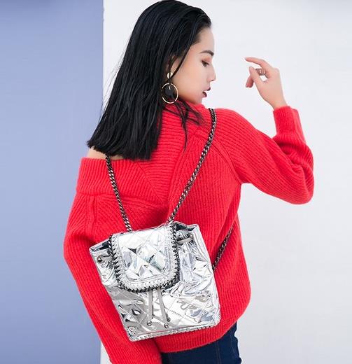 春暖花开 知性气质的铆钉双肩包有话说(图) 春暖花开 知性气质的铆钉双肩包有话说(图)