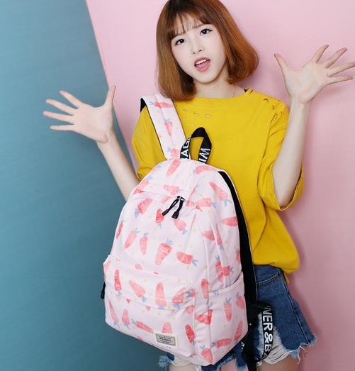 春暖花开 知性气质的铆钉双肩包有话说(图) 春暖花开 知性气质的铆钉双肩包有话说(图)