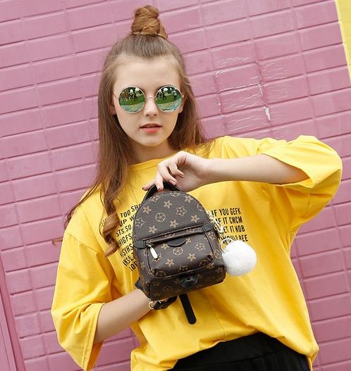 春暖花开 知性气质的铆钉双肩包有话说（图）