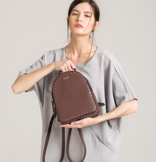 春暖花开 知性气质的铆钉双肩包有话说（图）