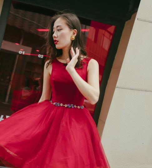 宴会礼服怎么选 全靠这几款礼服来吸睛（图）