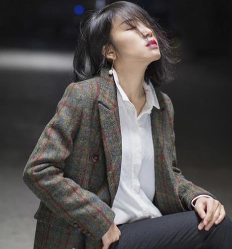 穿这款造型独特的牛仔外套 你就是主角(图) 穿这款造型独特的牛仔外套 你就是主角(图)