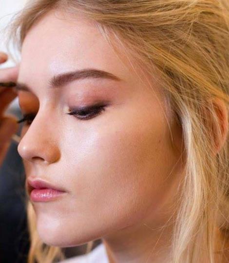 超简单补妆术 让你一分钟恢复美貌(图) 超简单补妆术 让你一分钟恢复美貌(图)