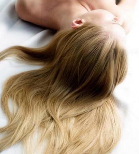 怎么才能拥有一头靓丽卷发 五分钟就能搞定