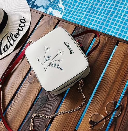 一款多用的链条小方包搭配 你值得拥有（图）