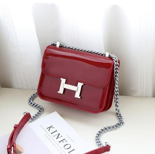 一款多用的链条小方包搭配 你值得拥有（图）