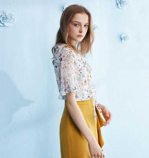 网纱吊带连衣裙配链条包：凸显知性优雅气质