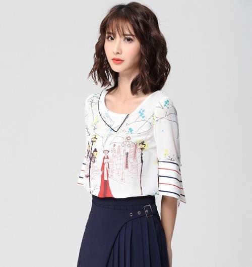 网纱吊带连衣裙配链条包：凸显知性优雅气质