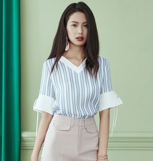 网纱吊带连衣裙配链条包：凸显知性优雅气质