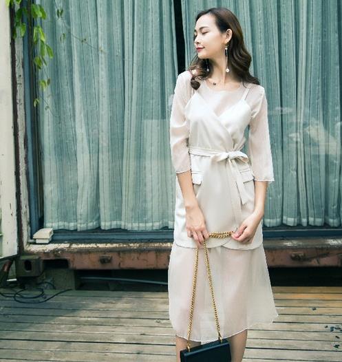 网纱吊带连衣裙配链条包：凸显知性优雅气质