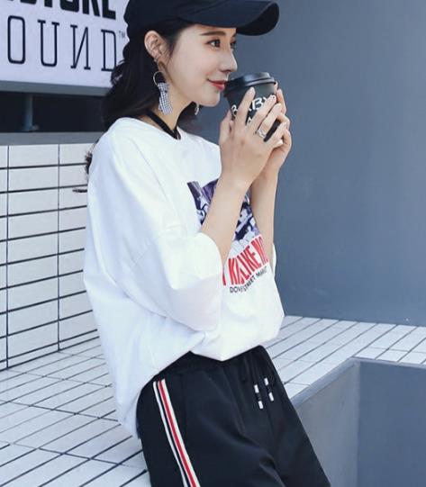 宽松T恤配短裤 时尚休闲还能秀出美腿（图）