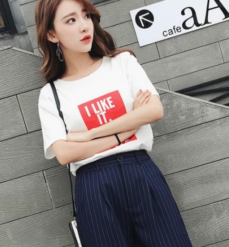 宽松T恤配短裤 时尚休闲还能秀出美腿（图）