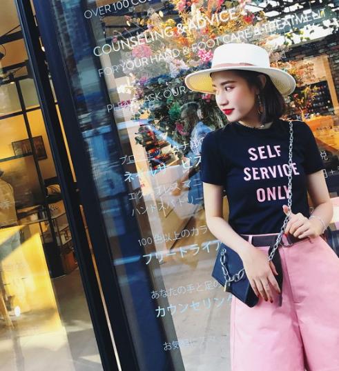 宽松T恤配短裤 时尚休闲还能秀出美腿（图）