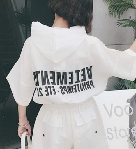 宽松T恤配短裤 时尚休闲还能秀出美腿（图）