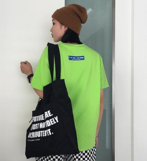 宽松T恤配短裤 时尚休闲还能秀出美腿（图）