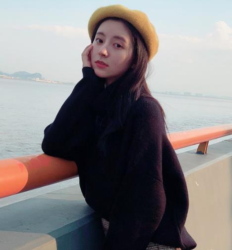 堆堆领针织衫搭配小短裙:显瘦又减龄(图) 堆堆领针织衫搭配小短裙:显瘦又减龄(图)