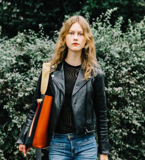 夹克外套绝对是妹子们春日穿搭的一大利器