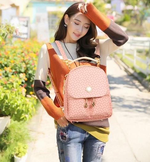 最适合春日里的铆钉双肩包 分外抢眼(图) 最适合春日里的铆钉双肩包 分外抢眼(图)