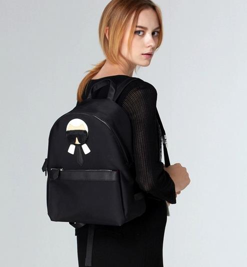 最适合春日里的铆钉双肩包 分外抢眼(图) 最适合春日里的铆钉双肩包 分外抢眼(图)