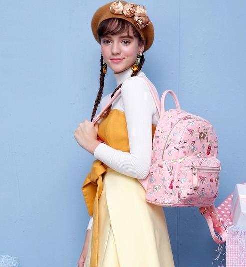 最适合春日里的铆钉双肩包 分外抢眼（图）