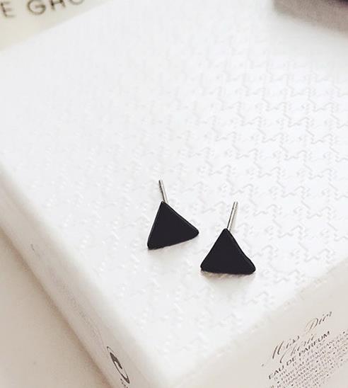 简约耳钉的搭配让你优雅时尚有个性（图）