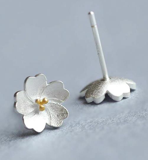 简约耳钉的搭配让你优雅时尚有个性（图）