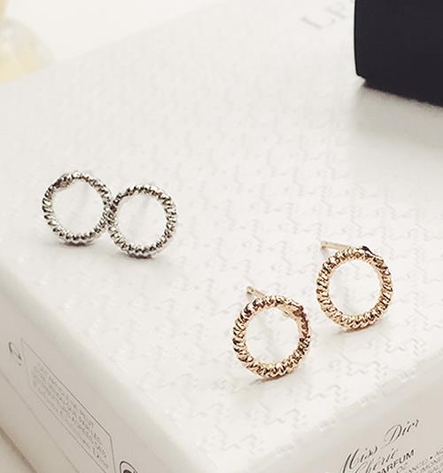 简约耳钉的搭配让你优雅时尚有个性（图）