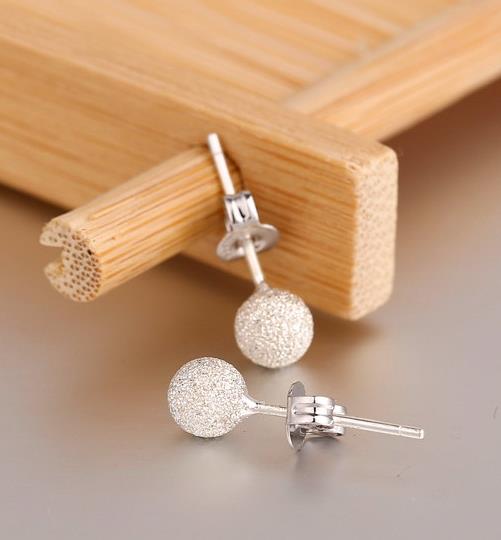 简约耳钉的搭配让你优雅时尚有个性（图）