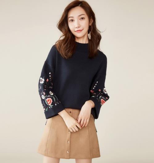 蕾丝针织衫搭配牛仔裤:甜美又不失优雅(图) 蕾丝针织衫搭配牛仔裤:甜美又不失优雅(图)