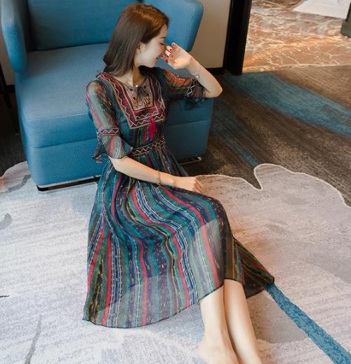 百变条纹连衣裙搭配 精彩连衣裙更性感(图) 百变条纹连衣裙搭配 精彩连衣裙更性感(图)