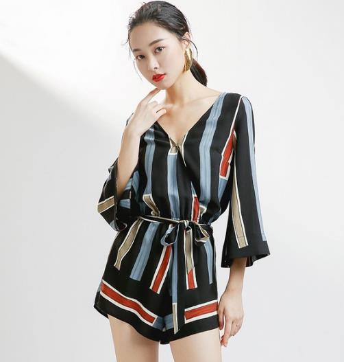 百变条纹连衣裙搭配 精彩连衣裙更性感（图）