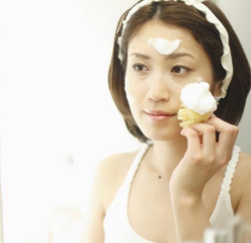 四个洁面方法 让晨起倦肌活力十足（图）