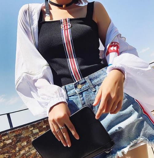 镂空蕾丝背心的多种搭配：彰显性感魅力（图）