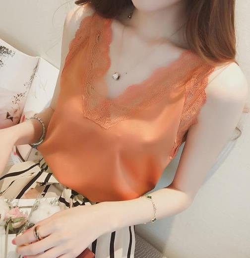 镂空蕾丝背心的多种搭配：彰显性感魅力（图）