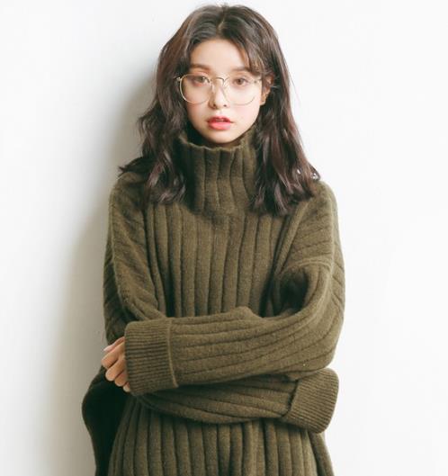 今年春季流行军绿色刺绣V领针织衫搭配（图）